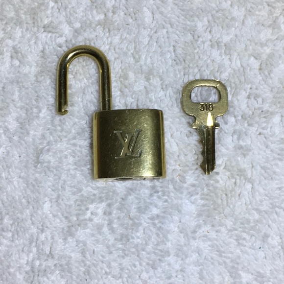 Louis Vuitton Brass '318' Padlock in Goldtone with Goldtone Key (|) - Picture 4 of 7